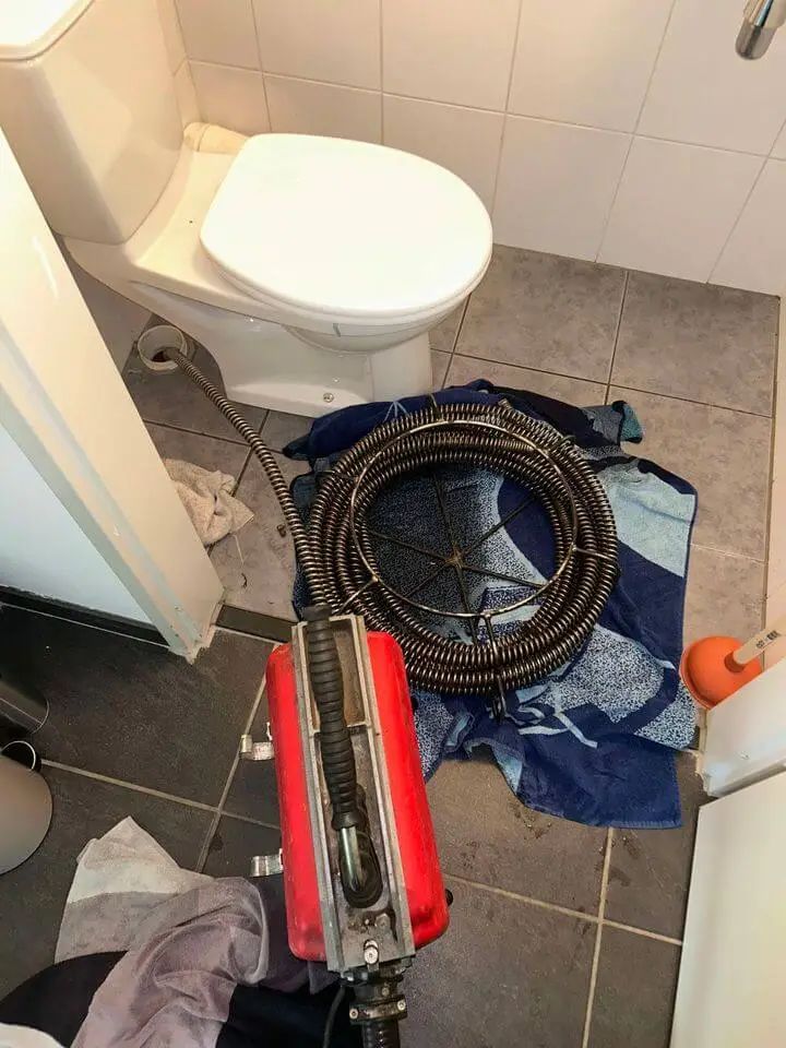 Machine voor het ontstoppen van leidingen in een badkamer